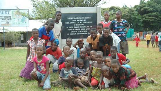 Suomalainen hyväntekeväisyysjärjestö antaa zimbabwen köyhille orpolapsille mahdollisuuden parempaan elämään.