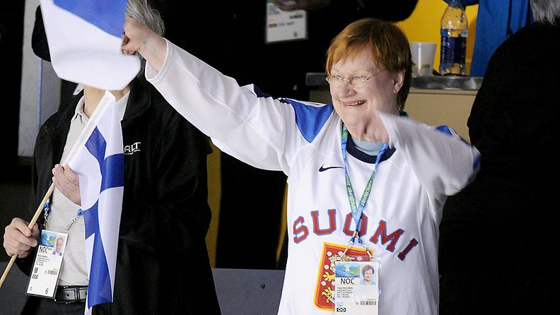 Tarja Halonen seurasi jääkiekkoa Vancouverin olympialaisissa.