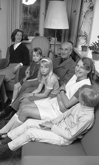 Ehrnroothien perhepotretti vuodelta 1971. Vasemmalta Karin-Brigitte, Eva, Adolf, Karin ja Hans Adolf. Kuvassa olevan nuoren naisen henkilöllisyys ei ole tiedossa.