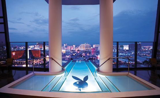 Hugh Hefnerin Sky Villa Palms Resortin sviitti on koristeltu Playboy-logoin.