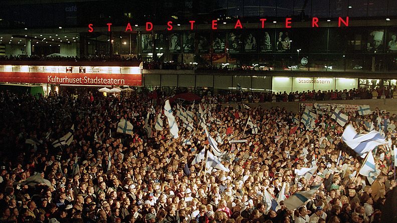 Suomi-fanit valtasivat Sergelin torin 1995 MM-finaalin jälkeen. 
