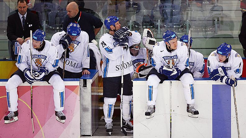 Apeita ilmeitä Suomen vihtoaitiossa 2006 olympiafinaalin jälkeen. 