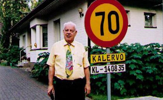 Kun Kalervo Leppäniemi täytti 70 vuotta, hänen poikansa tekivät vauhdikkaalle isälleen oman liikennemerkin.
