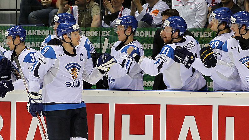 Leijona-kapteeni Mikko Koivu saa onnittelut joukkueelta. 