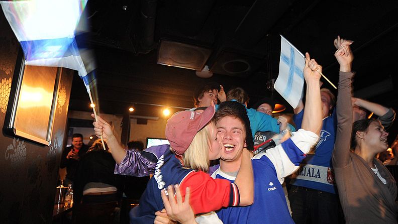 Suomalaisfanit juhlivat mestaruutta
