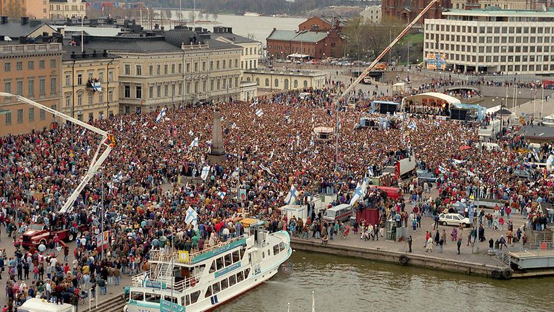 Juhlakansaa Kauppatorilla Helsingissä toukokuussa 1995.