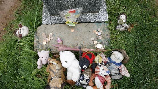 Titanicin haaksirikossa kuolleen tuntemattoman lapsen hautakivi on koristeltu leluin.