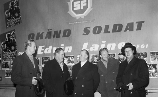 Tuntematon sotilas -elokuvan ensi-illassa oli paikalla Kosti Klemelä, Edvin Laine, kenraaliluutnantti P.A. Autti, Åke Lindman ja Reino Tolvanen.    