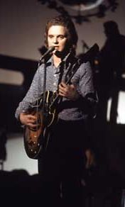 Pepe laulaa Suomen euroviisukarsinnoissa vuonna 1975.