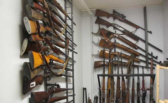 Asekauppias ja -keräilijä P.J. Virtaselle on kertynyt aimo kokoelma aseita.